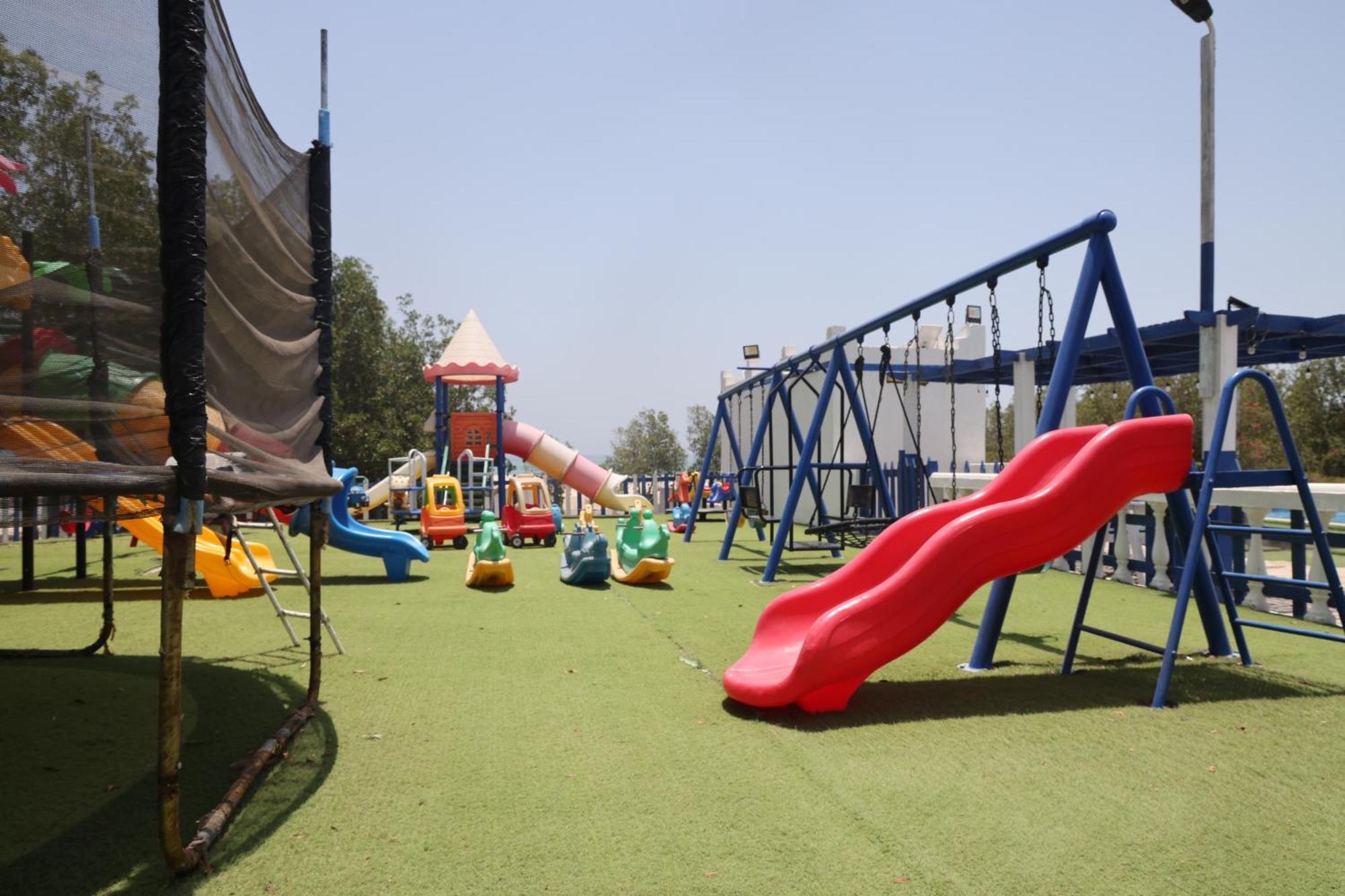 Resort Al-ashkhara شاطئ الأشخرة