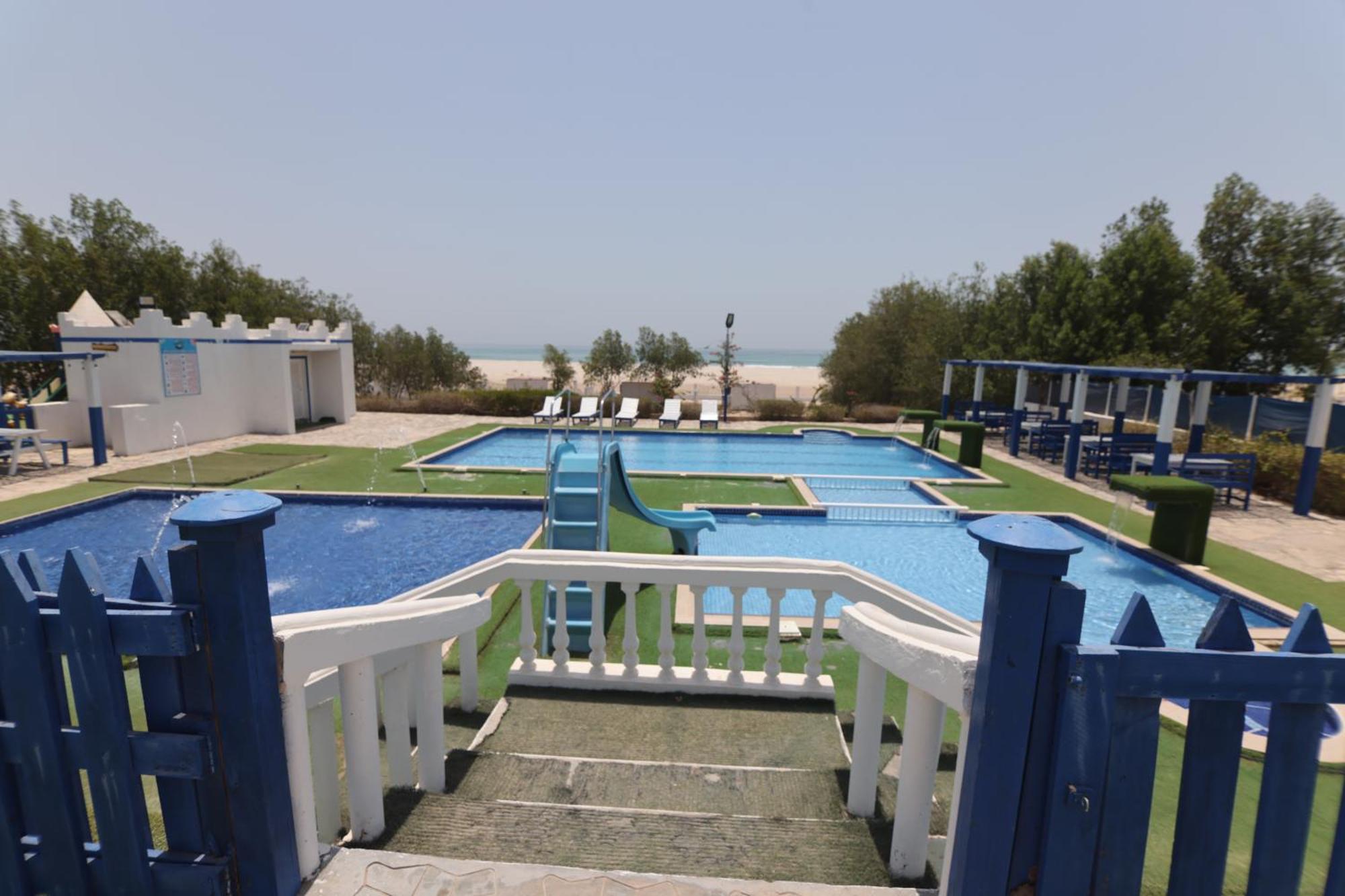 Al-ashkhara شاطئ الأشخرة *